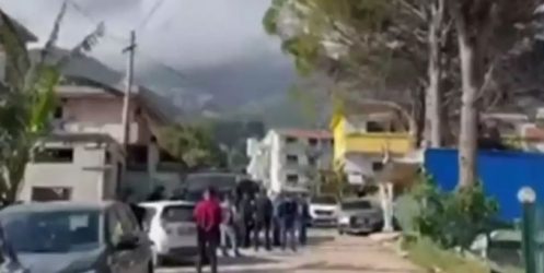 Χειμάρρα: Γκρεμίζουν σπίτι από Ελληνα ομογενή – Πατέρας τριών ανήλικων παιδιών (ΒΙΝΤΕΟ)