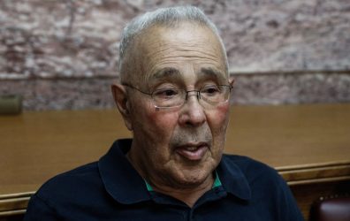 Ζουράρις: “Εξωφρενικό η δική μου ψήφος να είναι ισάξια με των 17άρηδων ψηφοφόρων”