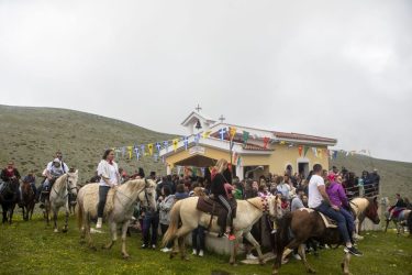 Με λαμπρότητα και… άλογα η γιορτή του Αγίου Πνεύματος στο Φαλακρό Ορος στη Δράμα (ΦΩΤΟ)