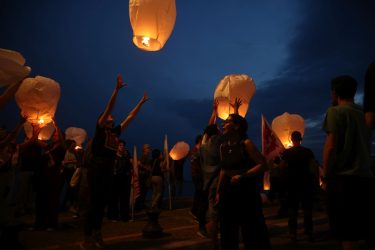 Θεσσαλονίκη: Φαναράκια στον ουρανό για τους νεκρούς στο ναυάγιο της Πύλου (ΦΩΤΟ)