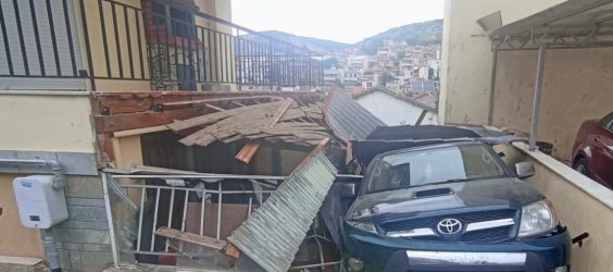 Θεσσαλονίκη: Αυτοκίνητο “καρφώθηκε” σε αυλή οικίας στο Ασβεστοχώρι (ΦΩΤΟ)
