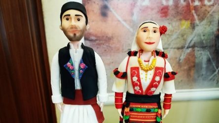Γιαννιτσά: Ζαχαροπλάστης φτιάχνει κούκλες με παραδοσιακές στολές με ζαχαρόπαστα (ΦΩΤΟ)