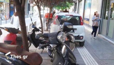Εκεί βρήκε εκεί το έβαλε – Πάρκαρε πάνω στο πεζοδρόμιο στο κέντρο της Θεσσαλονίκης (ΦΩΤΟ)