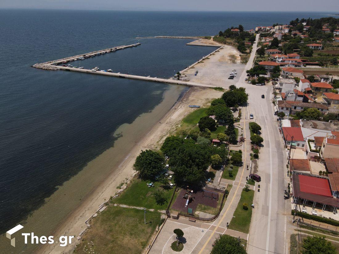 Παραλία Επανομής Επανομή από ψηλά φώτο από drone παραλιακό μέτωπο μαρίνα λιμανάκι