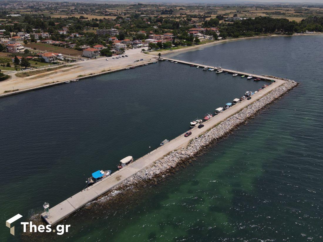 Παραλία Επανομής Επανομή από ψηλά φώτο από drone παραλιακό μέτωπο μαρίνα λιμανάκι