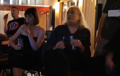 Θεσσαλονίκη: Ο Αγγελάκας τραγούδησε σε συνεταιριστικό καφέ Ρομά στο Κορδελιό (ΒΙΝΤΕΟ)