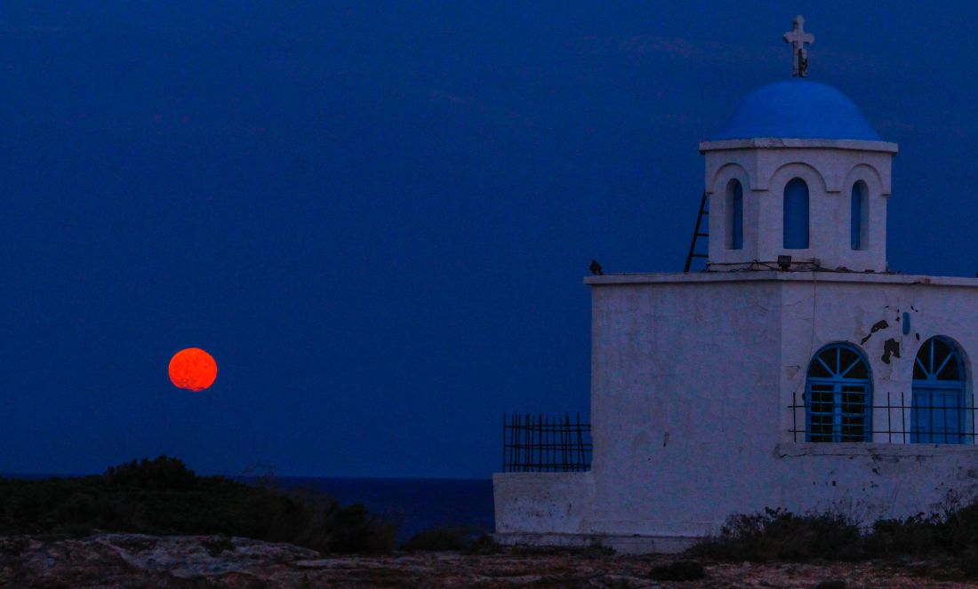 πανσέληνος "φεγγάρι της φράουλας"