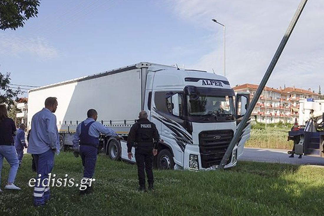 Κιλκίς τροχαίο νταλίκα έπεσε σε κολόνα φωτισμού