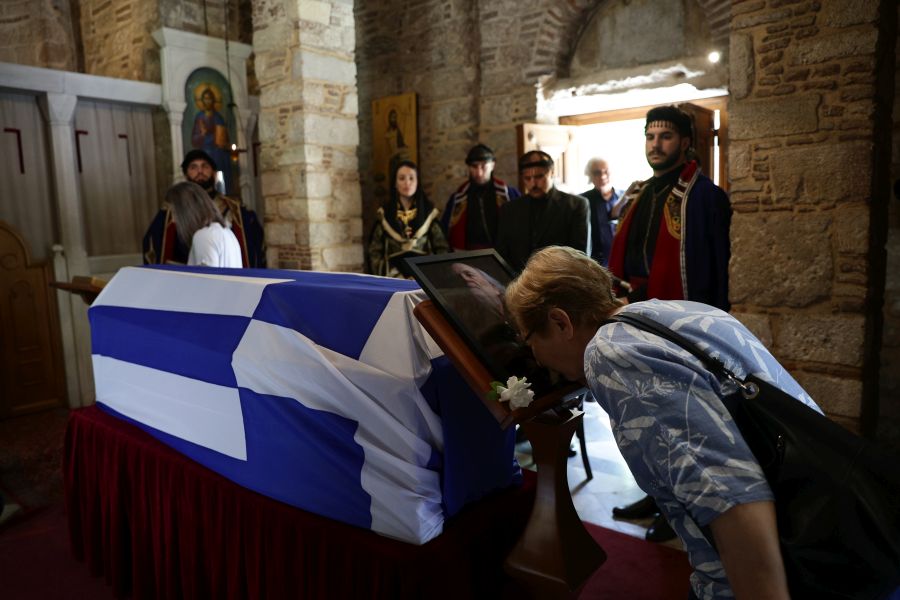 Σε λαϊκό προσκύνημα η σορός του Γιάννη Μαρκόπουλου