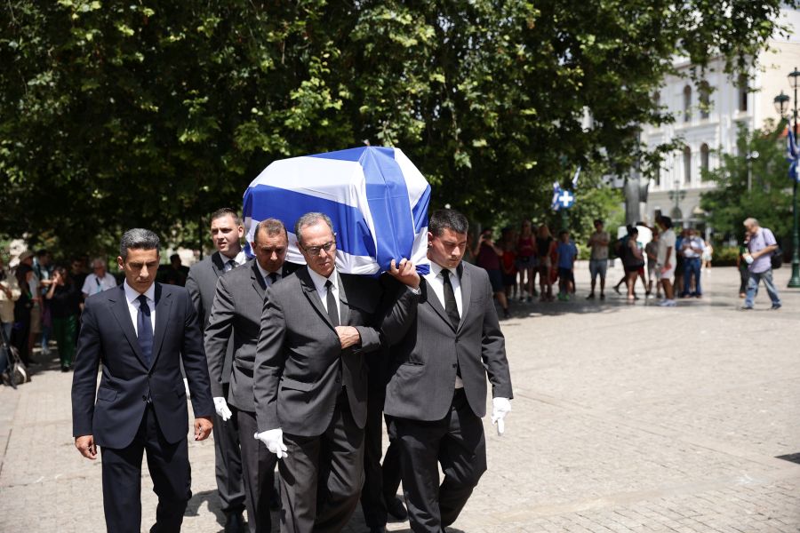 Σε λαϊκό προσκύνημα η σορός του Γιάννη Μαρκόπουλου