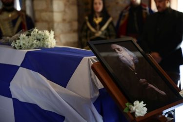 Σε λαϊκό προσκύνημα η σορός του Γιάννη Μαρκόπουλου