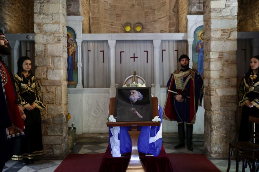 Σε λαϊκό προσκύνημα η σορός του Γιάννη Μαρκόπουλου