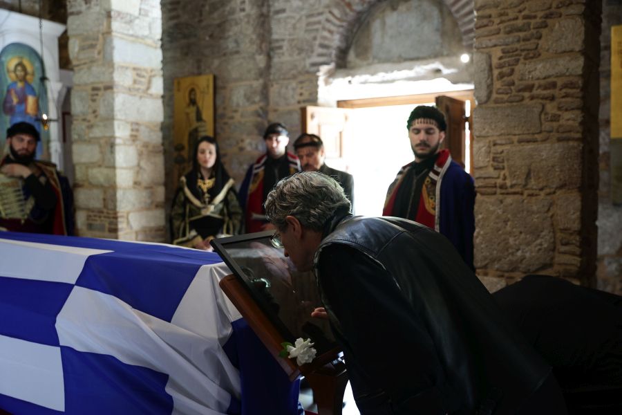 Σε λαϊκό προσκύνημα η σορός του Γιάννη Μαρκόπουλου