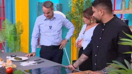 Μητσοτάκης: Δοκίμασε ντολμαδάκια στο “Πάμε Δανάη”