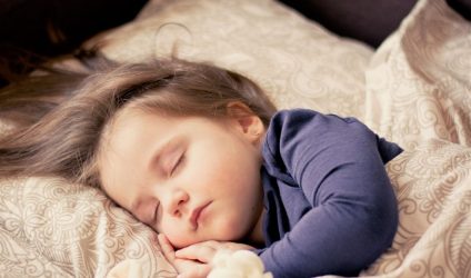 Τι να κάνετε αν το παιδί σας δεν θέλει να κοιμηθεί το βράδυ