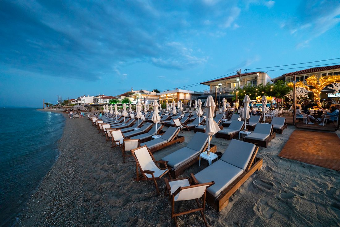 Salty Sea Side Bar Beach Bar Πολύχρονο Χαλκιδική διακοπές καλοκαίρι διασκέδαση cocktails ποτό φαγητό 