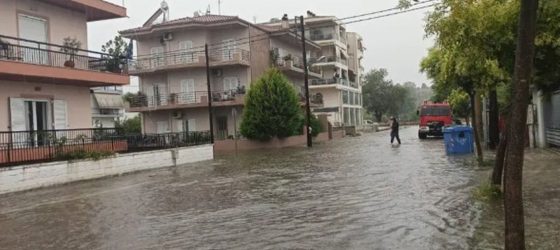 Πλημμύρισε σχολείο στα Τρίκαλα – Η πυροσβεστική έβγαλε τους μαθητές (ΒΙΝΤΕΟ)
