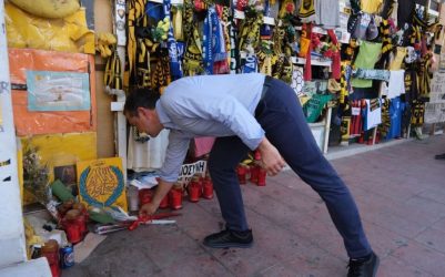 Θεσσαλονίκη: Ο Αλέξης Τσίπρας άφησε λουλούδι στο σημείο που δολοφονήθηκε ο Αλκης Καμπανός