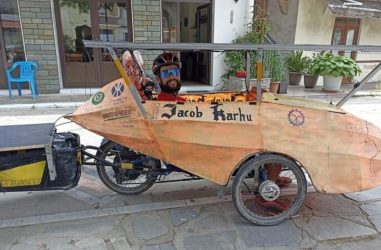 Στη Χαλκιδική έφτασε ο άνθρωπος που διέσχισε την Ευρώπη με το ποδήλατό του