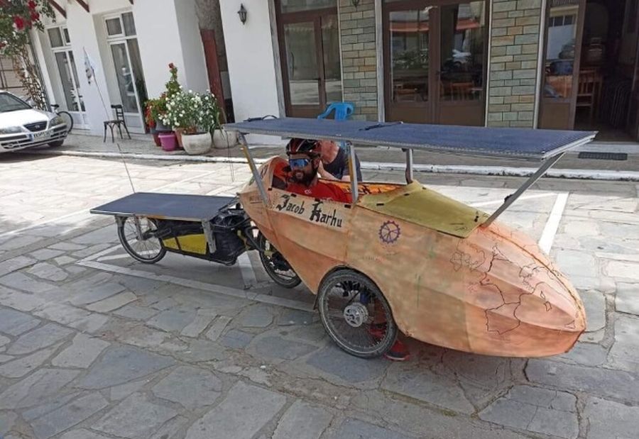 Στη Χαλκιδική έφτασε ο άνθρωπος που διέσχισε την Ευρώπη με το ποδήλατό του