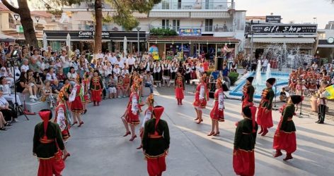 “Πλημμύρισε” από κόσμο η Χανιώτη – Δεκάδες συγκροτήματα στο Φεστιβάλ Χορού (ΦΩΤΟ)