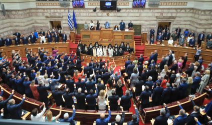 Oρκίστηκαν οι “300” της νέας οκτακομματικής Βουλής (ΦΩΤΟ)