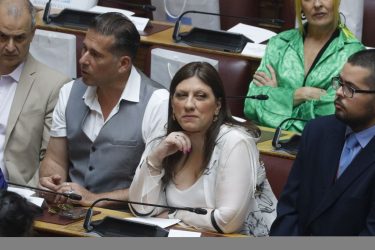 Η Ζωή Κωνσταντοπούλου καταγγέλλει γιουχαϊσματα από βουλευτές της ΝΔ