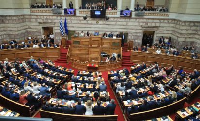 Βουλή: Ψηφίστηκε κατά πλειοψηφία το νομοσχέδιο για τα μεικτά πληρώματα των ασθενοφόρων του ΕΚΑΒ
