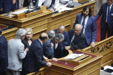 Βουλή: Κατέρρευσε ο Δημήτρης Κουτσούμπας – Διεκόπη η διαδικασία (ΦΩΤΟ)