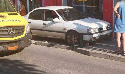 Τραγωδία στην Κοζάνη: Νεκρός οδηγός που έπεσε σε βιτρίνα καταστήματος με το αυτοκίνητο του (ΒΙΝΤΕΟ)