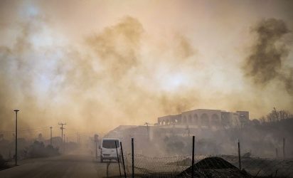 Φωτιά την Ρόδο: Στον δρόμο πάνω από 10000 τουρίστες – Εγιναν στάχτη 45000 στρέμματα (ΦΩΤΟ)