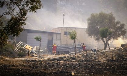 Φωτιά στην Ρόδο: Στο νοσοκομείο με εγκαύματα εθελοντής πυροσβέστης
