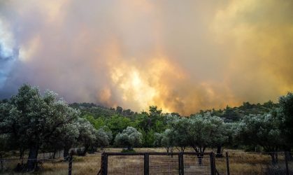 Κρήτη: Ξέσπασε μεγάλη φωτιά στην Ιεράπετρα