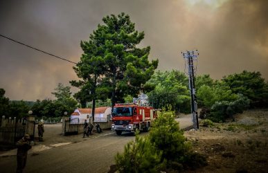 Φωτιά στην Ρόδο: Στις φλόγες σπίτια στο χωριό Λάερμα – Δραματική η κατάσταση