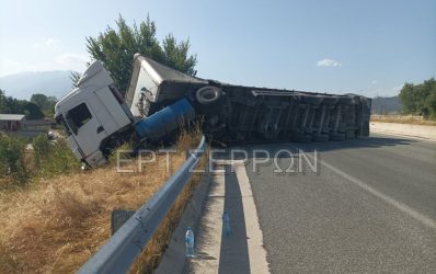Σέρρες: Ανετράπη τριαξονική νταλίκα στην Εγνατία Οδό – Ενας τραυματίας (ΦΩΤΟ)