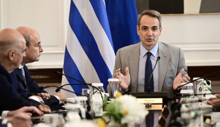 Μητσοτάκης: Ακυρώνεται η επίσκεψη στο υπουργείο Εργασίας μετά την πτώση του καναντέρ στην Κάρυστο