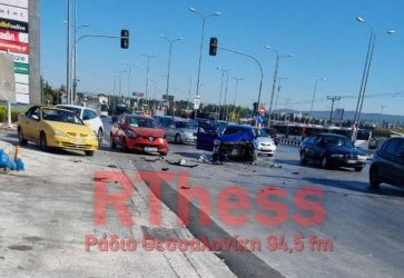 Σφοδρή σύγκρουση αυτοκινήτων στην ανατολική Θεσσαλονίκη (ΦΩΤΟ)