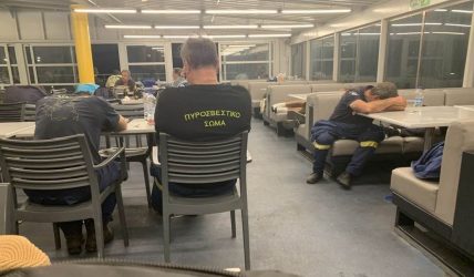 Πυροσβέστες κοιμήθηκαν στο πάτωμα και σε καρέκλες στο πλοίο κατά την επιστροφή τους από την Ρόδο (ΦΩΤΟ)