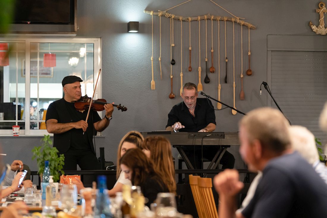 Parko Restaurant ΠΑΡΚΟ Πολυχώρος Νέα Ποτίδαια Χαλκιδική φαγητό ζωντανή μουσική καλοκαίρι διακοπές εστιατόριο