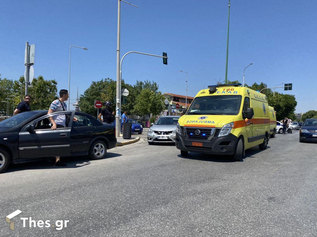 ασθενοφόρο τροχαίο στο κέντρο της Θεσσαλονίκης