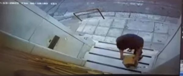Βίντεο ντοκουμέντο από την στιγμή που άνδρας άφησε την βόμβα έξω από το Τεκτονικό Μέγαρο