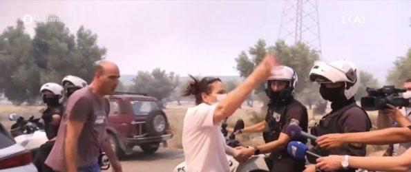 Συγκινεί αστυνομικός που προσπαθεί να πείσει γυναίκα να εκκενώσει – «Σαν μάνα μου στο λέω» (ΒΙΝΤΕΟ)