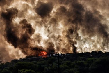 Ολονύχτια μάχη με τις φλόγες στη Ρόδο – Ακυρώθηκε εντολή εκκένωσης χωριού