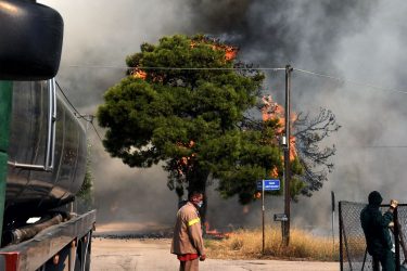 Φωτιά στο Λουτράκι: Αναζωπυρώθηκε το μέτωπο στον Αγιο Χαράλαμπο