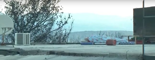 Φωτιά στη Μάνδρα: Ανατριχιαστική η εικόνα ανθρώπου να κοιμάται πάνω στο καμένο σπίτι του (ΒΙΝΤΕΟ)