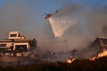 Φωτιά στο Λουτράκι: Εκκενώνονται προληπτικά οι οικισμοί Πανόραμα και Αγιος Χαράλαμπος