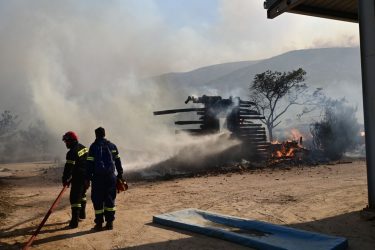 Φωτιά στο Λουτράκι: Μήνυμα μέσω του 112 για εκκένωση του οικισμού “Γλυκιά Ζωή”