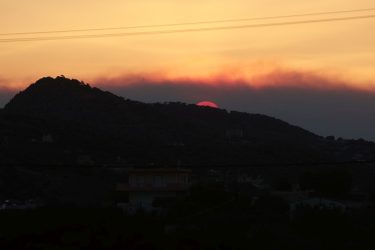 Φωτιά στο Λουτράκι: Ανοιξαν και τα δύο ρεύματα σε παλαιά και νέα Εθνική Οδό Αθηνών – Κορίνθου