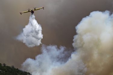 Στον αέρα επί 220 ώρες τις τελευταίες τέσσερις μέρες τα πυροσβεστικά της Πολεμικής Αεροπορίας