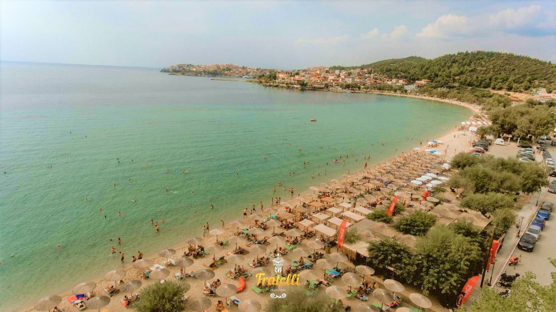 Fratelli On The Beach – Νέος Μαρμαράς top beach bars Χαλκιδική καλοκαίρι διακοπές θάλασσα ήλιος διασκέδαση cocktails φαγητό